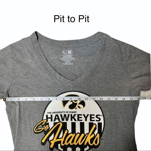 University of Iowa Hawkeyes Short Sleeve V-Neck Graphic T-Shirt Size Medium - Picture 9 of 13
